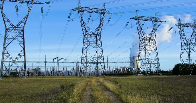 centrale nucl&eacute;aire et lignes &agrave; haute tension