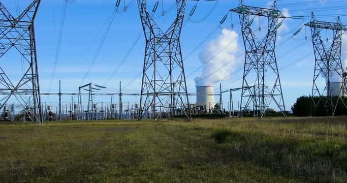 centrale nucl&eacute;aire et lignes &agrave; haute tension