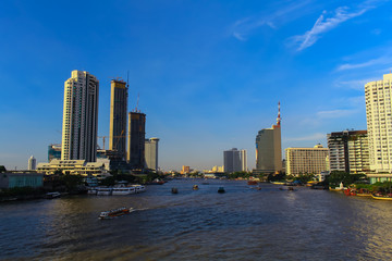 Fototapeta premium วิวแม่น้ำเจ้าพระยาและการจราจรทางน้ำ