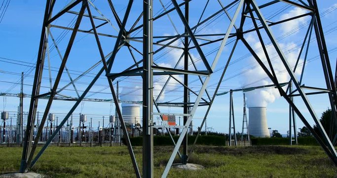 centrale nucl&eacute;aire et lignes &agrave; haute tension