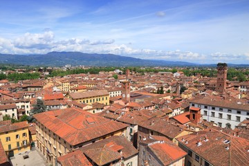 Fototapeta na wymiar Lucca skyline in Tuscany, Italy