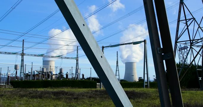 centrale nucl&eacute;aire et lignes &agrave; haute tension