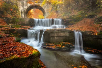 Fototapete Wasserfälle Herbstfluss/Herbstansicht mit einem Fluss und einer alten Brücke, Bulgarien