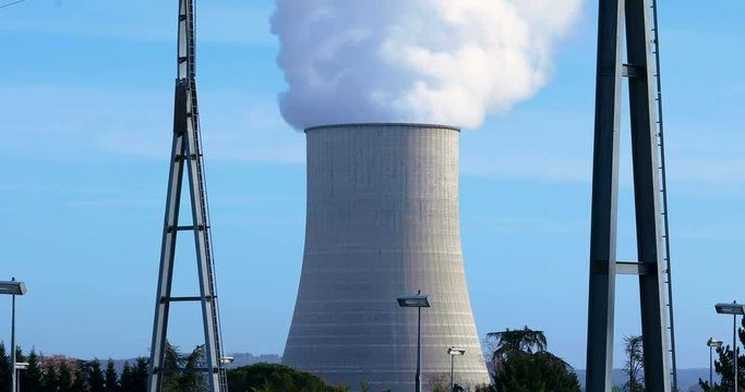 centrale nucl&eacute;aire et lignes &agrave; haute tension