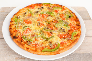 Pizza mit Paprika und Tomaten © Andre Bonn