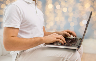 Naklejka premium close up of man typing on laptop keyboard