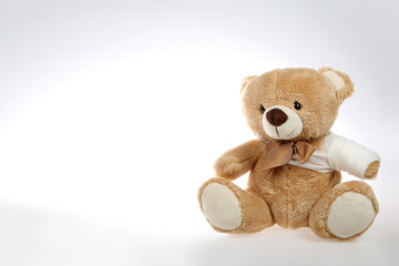 Teddybär mit verletztem und verbundenen Arm