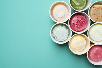Top view Ice cream flavors in cup on green background - obrazy, fototapety, plakaty