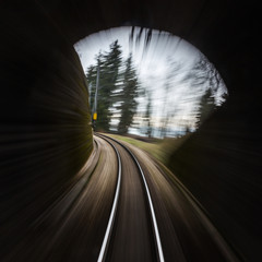Un tunnel en pose longue depuis un train