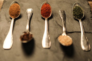 Epices, cuillère en argent, ardoise