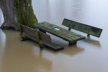 Tisch und Bänke im Hochwasser 