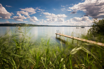 Un ponton devant le lac de Neuchâtel en pose longue.