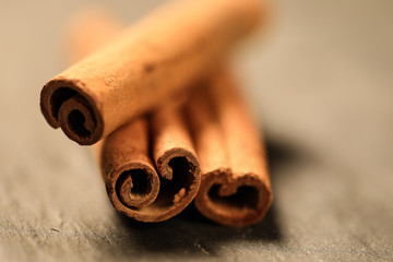 épices, cuillère en argent, ardoise