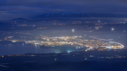 Yverdon-les-Bains de nuit vue d'en haut