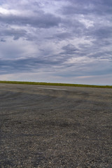 Asphalt Strasse - Strassenbelag mit Himmel und wolken
