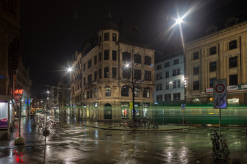 Centre-ville de Bâle de nuit avec le passage du tram.