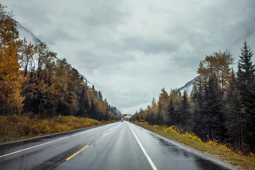 Fototapeta premium Indian Summer Highway Canada Regenwetter Autofahrt Durchsicht Frontscheibe