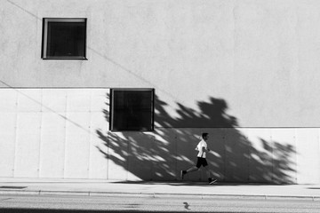 Une personne qui coure devant un bâtiment de Beaulieu à Lausanne