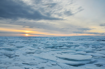 Fototapeta na wymiar Озеро Байкал. Ледяные торосы на рассвете в районе мыса Кадильный