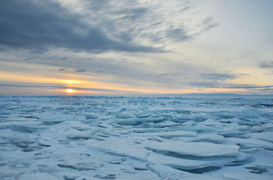 Озеро Байкал. Ледяные торосы на рассвете в районе мыса Кадильный