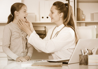 Fototapeta premium Doctor leading medical appointment the girl with stethoscope