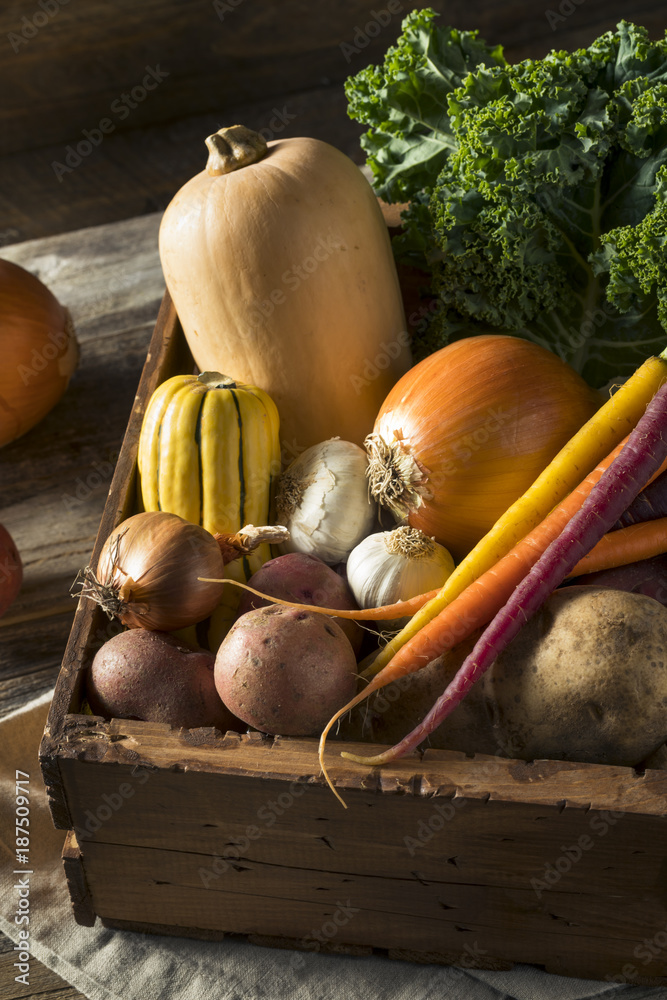 Poster raw organic winter farmers market box