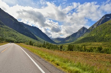 Fototapeta na wymiar Lofoten road to the mountains in Norway 