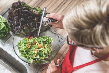 Essig wird auf den Feldsalat gegossen