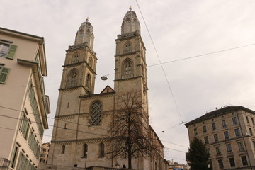 Die Kirchtürme der Kirche Großmünsters in der Altstadt von Zürich © Pixel62