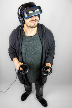 Junger Mann mit Virtual Reality Datenbrille auf dem Kopf