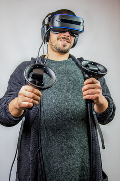 Mann spielt mit Virtual Reality Datenbrille