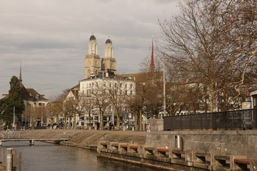 Blick vom Ufer des Flusses Limmat in der Züricher Altstadt auf die Kirchtürme des Großmünsters