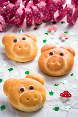 Glücksschweinchen mit Luftschlange Hochformat