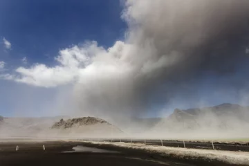 Papier Peint photo Lavable Volcan Explosion d& 39 un nuage de cendres volcaniques / Éruption du volcan Eyjafjallajokull dans le sud de l& 39 Islande