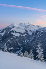 Fototapeta na wymiar Verschneite Winterlandschaft in den Alpen