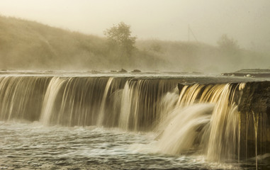 Obraz premium Waterfall on the river Tosna. Leningrad oblast, the Sablino nature reserve.
