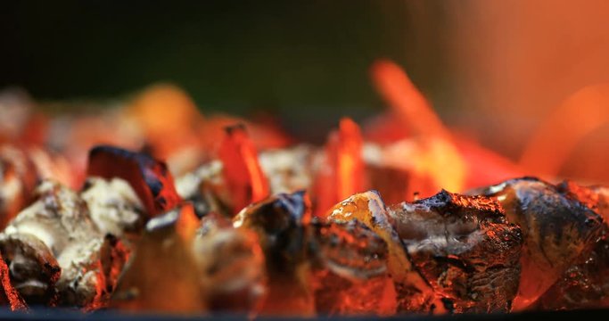 brochettes sur un barbecue