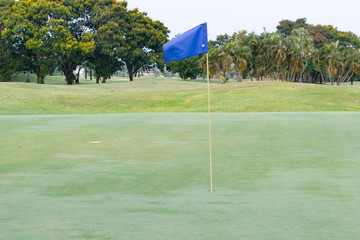 Obraz premium Blue flag at the beautiful golf course of golf course