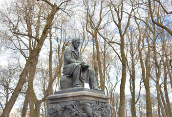 Fototapeta na wymiar Monument to Ivan Krylov in the Summer Garden.