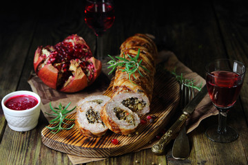 мясной рулет с грибной начинкой и бокалом вина
