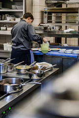 Großküche Suppe einfüllen