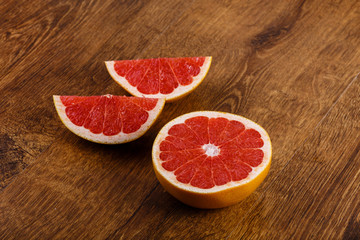 Fototapeta na wymiar sliced grapefruit on the wooden table