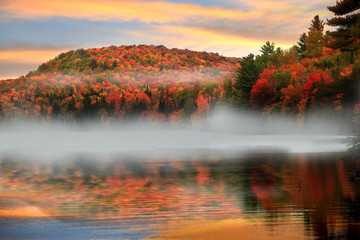 Obrazy na Szkle  Poranna mgła w wiejskim Vermont w okresie jesiennym