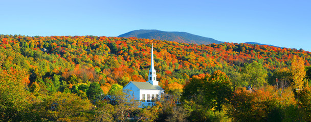 Obraz premium Iconic church in Stowe Vermont middle of fall foliage