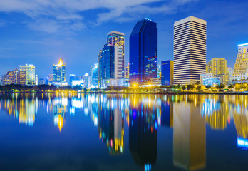 Obraz premium city night view at Benjakitti Park, Bangkok, Thailand
