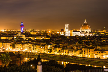 Fototapeta premium フィレンツェ ライトアップされたドゥオーモとヴェッキオ宮殿