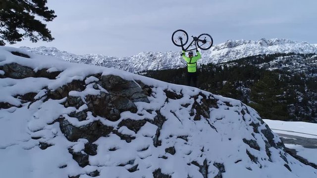 büyüleyici kış manzarası ve erişilmez dağlardaki bisikletçinin başarısı