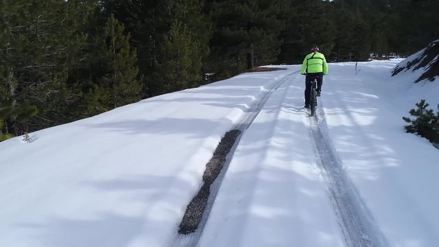 karlı orman içinde bisiklet sürüş