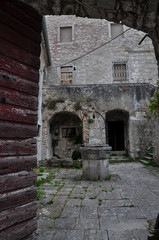 Burghof und Brunnen von Krsan