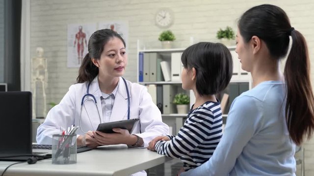 doctor explaining the diagnosis to family patient